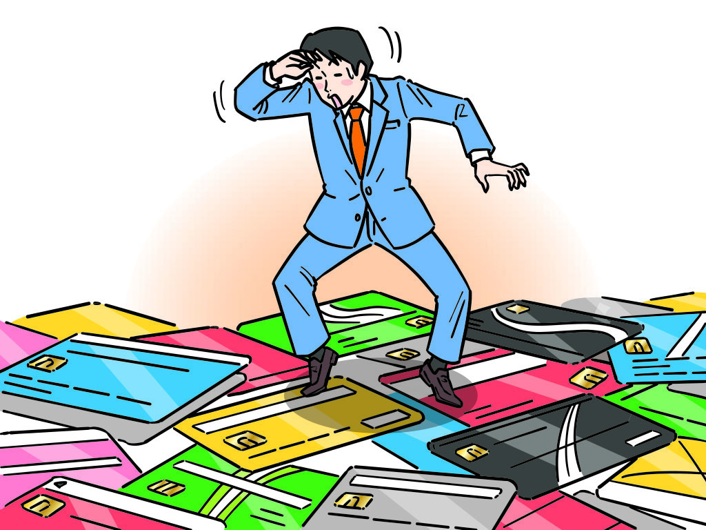 たくさんのクレジットカードの上を歩く男性